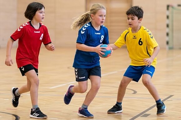 Kinder spielen Handball